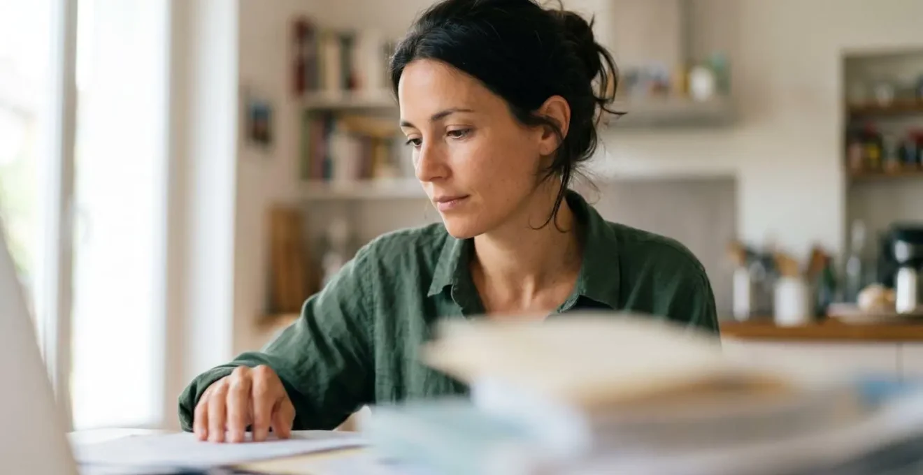 Parent cherchant des documents de santé avec expression concentrée et rassurante