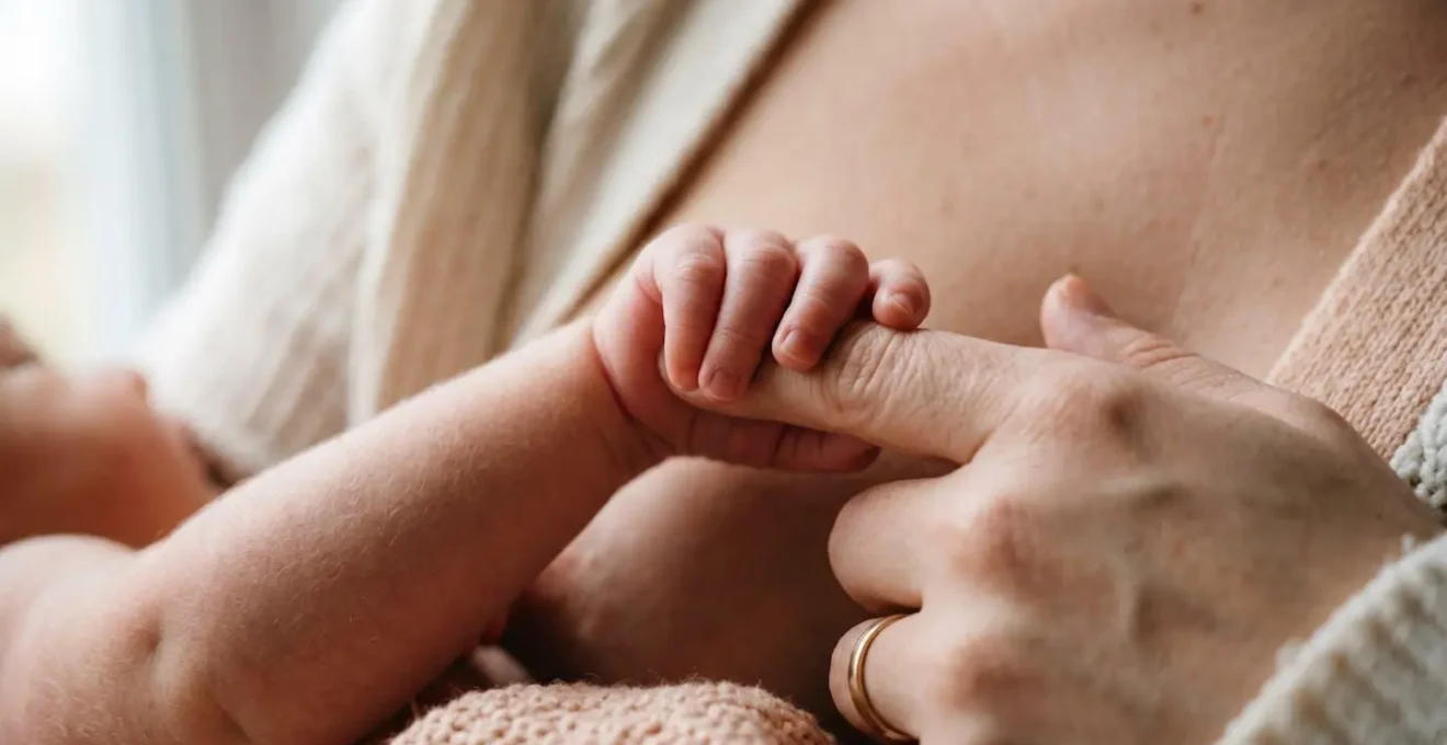 Nouveau-né en peau à peau immédiat sur la poitrine de sa mère juste après la naissance créant un lien d'attachement