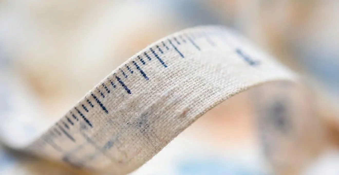 Gros plan macro sur ruban de mesure médical montrant la texture et les détails
