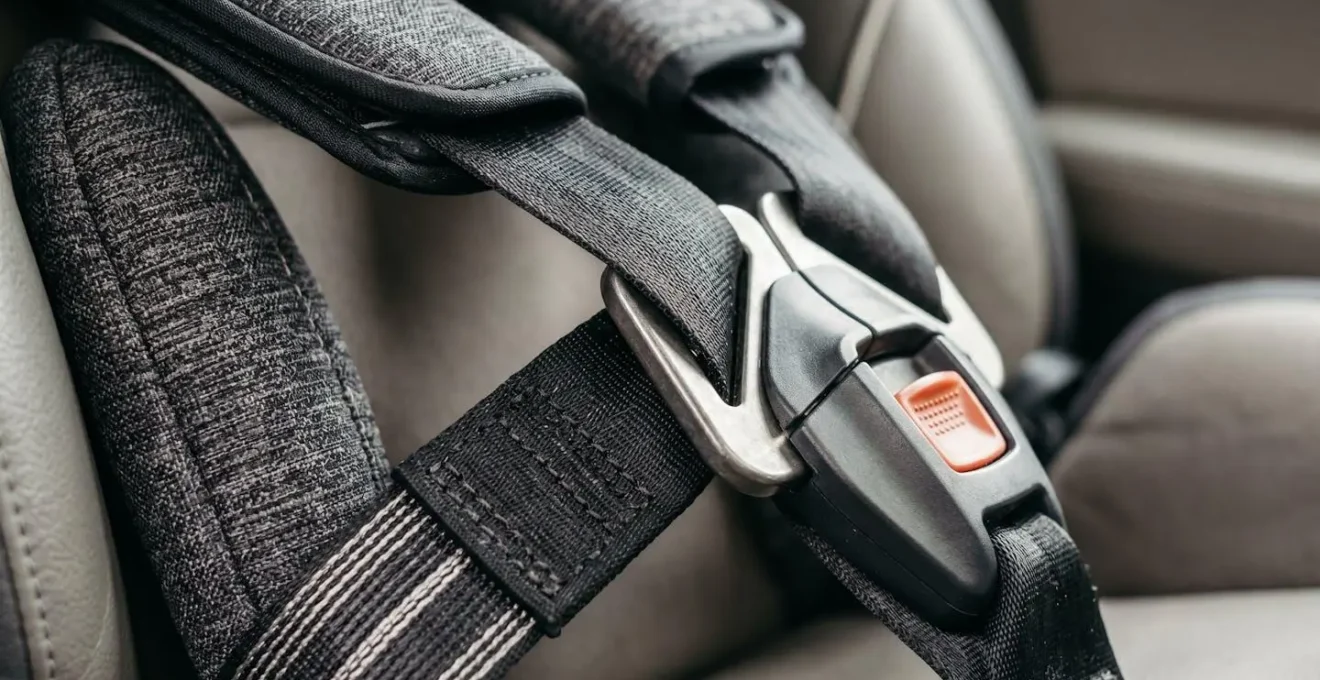 Détails d'un siège auto i-Size installé dos à la route montrant les éléments de sécurité