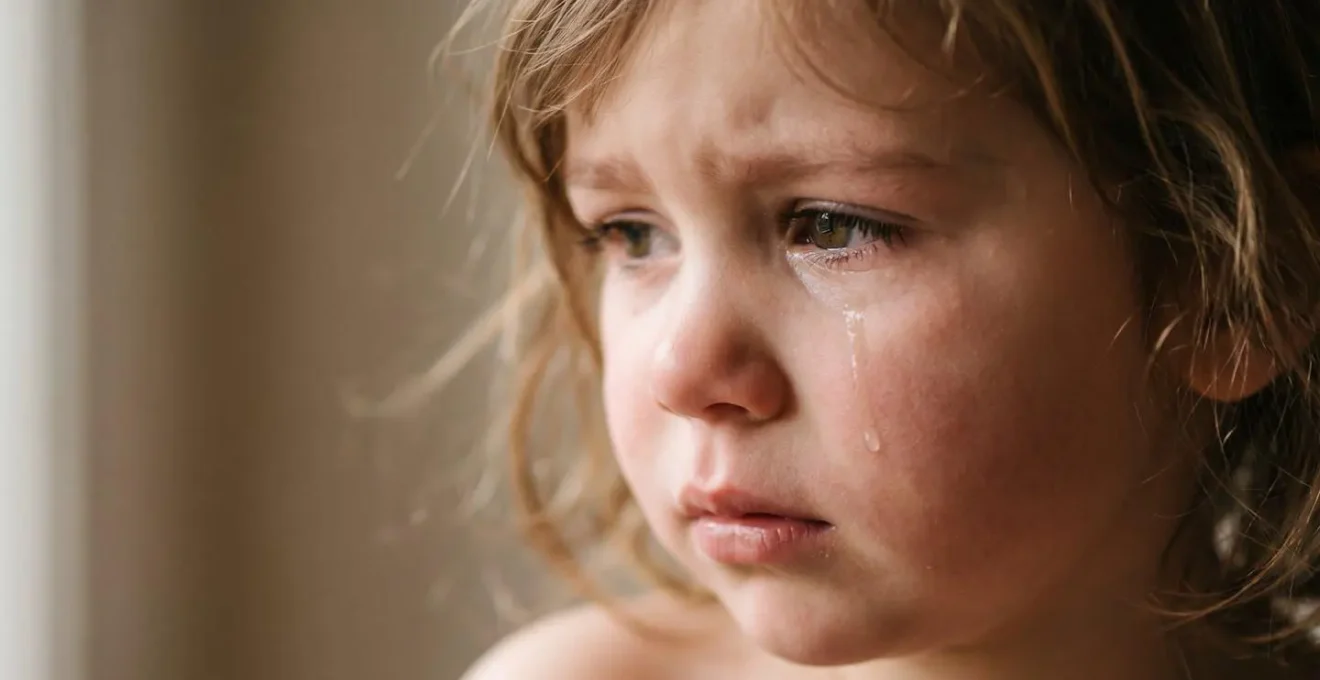 Gros plan sur le visage d'un enfant exprimant une émotion intense, éclairage doux et naturel