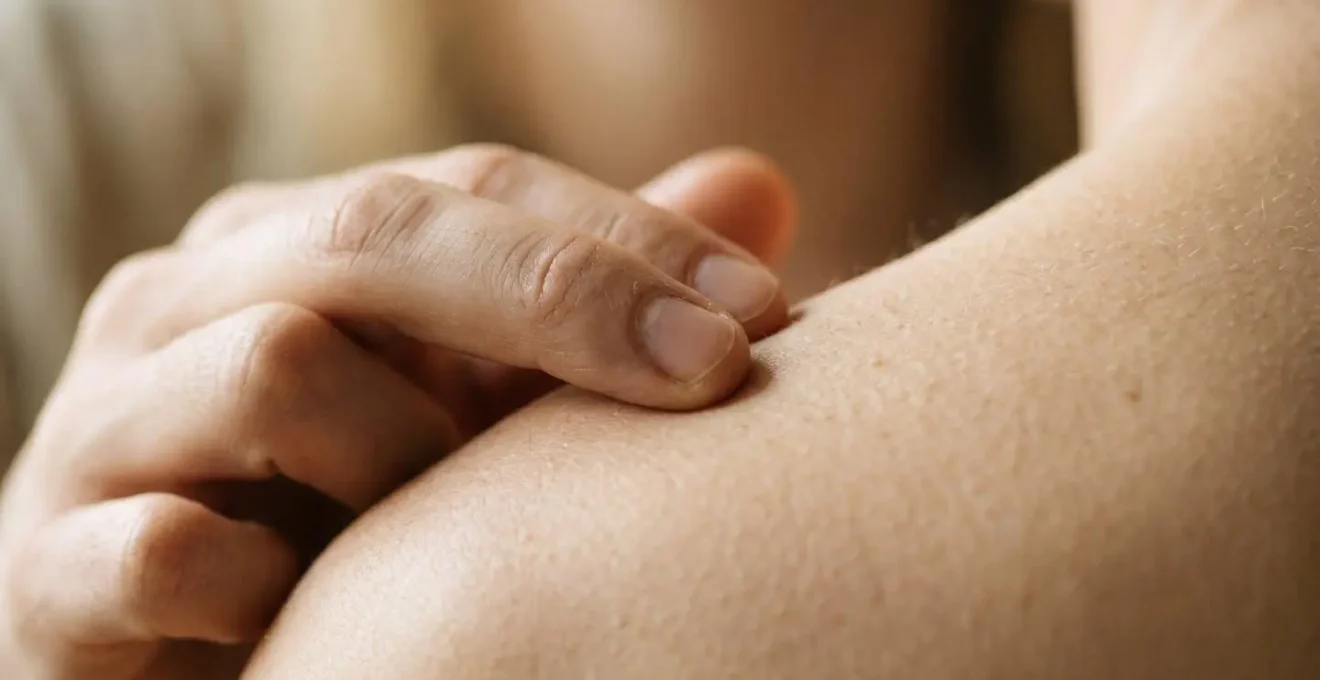 Gros plan sur des mains effectuant un massage doux, symbolisant la reconnexion tactile sans pression sexuelle