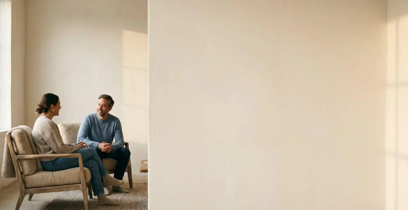 Moment d'intimité et de connexion authentique entre deux partenaires dans un environnement apaisant
